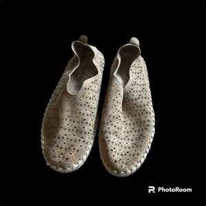 Bernie Mev cream colored leather slide on shoes